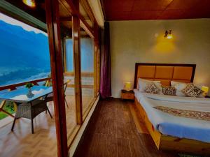Letto o letti in una camera di Naina Spring Resort, Manali - away from city hustle