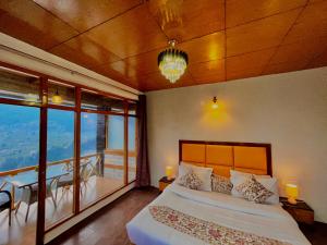 Letto o letti in una camera di Naina Spring Resort, Manali - away from city hustle