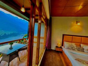Letto o letti in una camera di Naina Spring Resort, Manali - away from city hustle