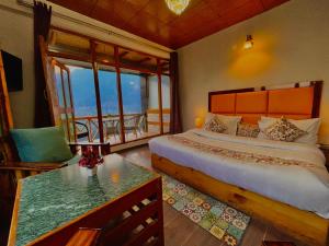 Letto o letti in una camera di Naina Spring Resort, Manali - away from city hustle