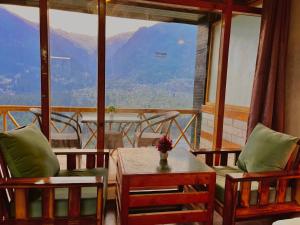 Balcone o terrazza di Naina Spring Resort, Manali - away from city hustle