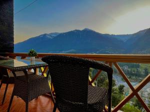 Vista generica sulle montagne o vista sulle montagne dall'interno dell'hotel