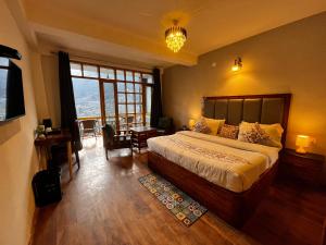 Letto o letti in una camera di Naina Spring Resort, Manali - away from city hustle