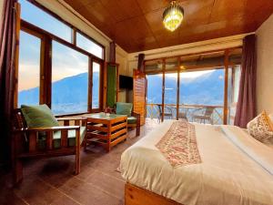 Postel nebo postele na pokoji v ubytování Naina Spring Resort, Manali - away from city hustle