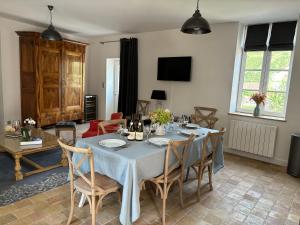 a dining room with a table and chairs at La Maison des Belles Filles in Pernand-Vergelesses