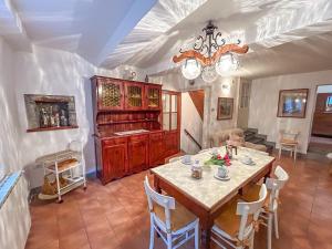 ein Esszimmer mit einem Tisch und einem Kronleuchter in der Unterkunft Ca'del Gasperin in Claino + 42 Fotos
