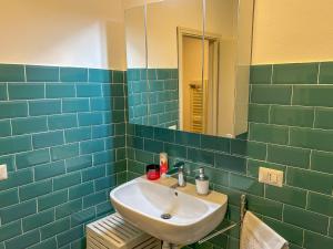 ein Badezimmer mit Waschbecken und Spiegel in der Unterkunft Ca'del Gasperin in Claino