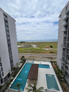 Salinas del Mar Torre 4 Apt 903内部或周边的泳池