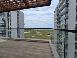 Salinas del Mar Torre 4 Apt 903的阳台或露台