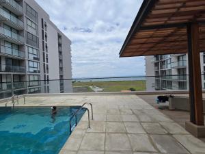 Salinas del Mar Torre 4 Apt 903内部或周边的泳池