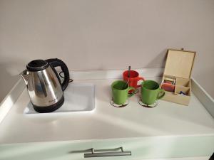 a coffee pot and two cups on a kitchen sink at Casa Rossy in Pieve San Giacomo +58 photos