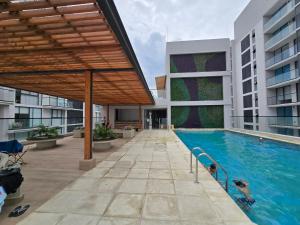 圣玛尔塔Salinas del Mar Torre 4 Apt 903的建筑物中间的游泳池