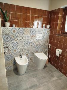 a bathroom with a toilet and a sink at Casa Rossy in Pieve San Giacomo
