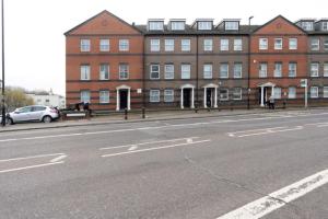 an empty street in front of a large brick building at Cozy 2 Bed Apartment in City Centre-Free Parking in Southampton
