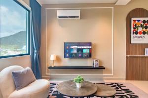 大山脚Marc CoLiving by Cobytat的带电视、沙发和桌子的客厅