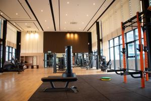ein Fitnessstudio mit Laufbändern und Geräten in einem Gebäude in der Unterkunft 12 Mossaz skypool 5mins to 1U and Ikea atEmpire City by Light House in Petaling Jaya