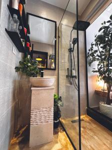 ein Badezimmer mit Waschbecken und Spiegel in der Unterkunft Yari serenity spot in Raʼs Matarma