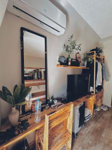 Zimmer mit einem Schreibtisch, einem Spiegel und einem TV. in der Unterkunft Yari serenity spot in Raʼs Matarma + 14 Fotos