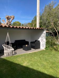 un patio con hamaca y un columpio en Charmante villa à istres, en Istres