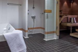 Salle de bains dans l'établissement Scandic Grand Marina
