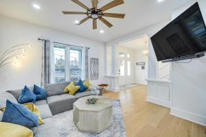 ein Wohnzimmer mit Couch und Flachbildfernseher in der Unterkunft Near Zoo and Riverwalk Spacious Home with Heated Pool in San Antonio