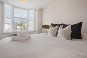 Postel nebo postele na pokoji v ubytování Gorgeous townhouse by the pier and Royal Pavillion Brighton