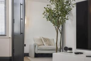 TV a/nebo společenská místnost v ubytování Gorgeous townhouse by the pier and Royal Pavillion Brighton