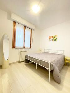 een slaapkamer met een bed en een spiegel bij Casa Berso' a Marina di Cecina by Zoom In Earth in Marina di Cecina