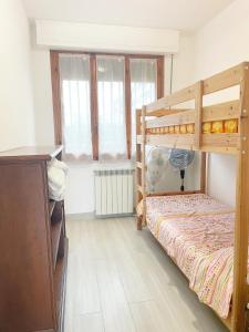 een slaapkamer met 2 stapelbedden en een bed bij Casa Berso' a Marina di Cecina by Zoom In Earth in Marina di Cecina