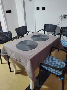 un tavolo con due tappetini sopra di esso di Wander Luxe a Tirana