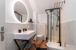 Phòng tắm tại La Mansarda del Principe, vicoli, acquario e lanterna +42 ảnh