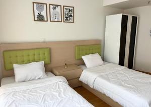 Cozy Apartment On San Stefano Grand Plaza Towers客房内的一张或多张床位
