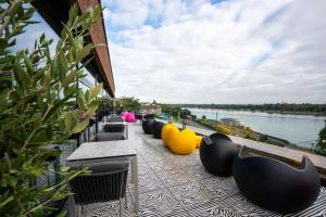 ボンにあるPrize by Radisson, Bonn Cityの川を見渡すバルコニー(椅子付)