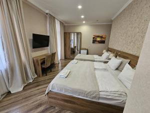 Postel nebo postele na pokoji v ubytování Hotel Giorgi Tbilisi