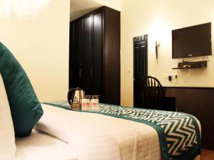 Ein Bett oder Betten in einem Zimmer der Unterkunft OYO 1240 Hotel La Residence
