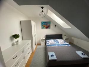 Ένα ή περισσότερα κρεβάτια σε δωμάτιο στο Apartamenty Kolorowe Ustka