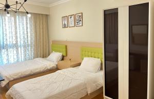 亚历山大Cozy Apartment On San Stefano Grand Plaza Towers的一间有两张床和一台电视的酒店房间