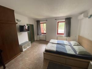 Ένα ή περισσότερα κρεβάτια σε δωμάτιο στο Apartmaji SOČA