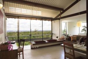 sala de estar con sofá y ventana grande en Cerrado Lodge, en Brasilia