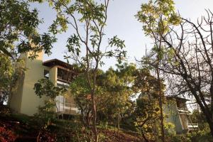 un edificio en medio de algunos árboles en Cerrado Lodge, en Brasilia