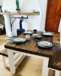 einem Holztisch mit Platten darüber in der Unterkunft Roddys cottage three bedroom with hot tub sleeps6 in Magherasaul + 20 Fotos