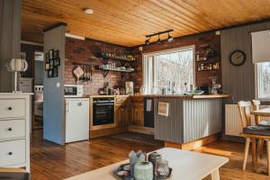 صورة لـ Eyja Mork - Stargazing Igloo with shared Hot Tub, BBQ and kitchen - B3 في Stora Mork