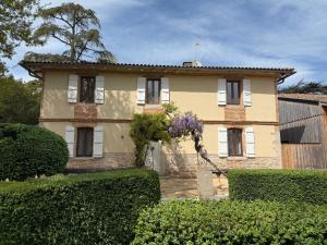 a large house with bushes in front of it at Hôtel Restaurant Les Boissières in Bioule