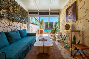ein Wohnzimmer mit einem blauen Sofa und einem Tisch in der Unterkunft Casa Noray del Mar in Castillo del Romeral