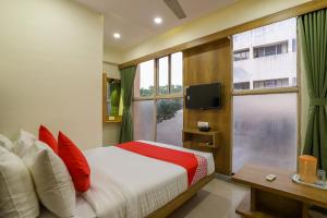Postel nebo postele na pokoji v ubytování Super Hotel O Shubham Inn + 34 fotografií