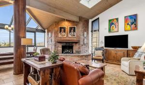 Et tv og/eller underholdning på SilverKing Mountainside Penthouse Suite