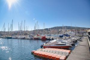 un grupo de barcos atracados en un puerto deportivo en logement classé, entièrement neuf près du port, en La Ciotat