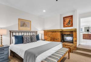 En eller flere senge i et værelse på SilverKing Mountainside Penthouse Suite + 44 billeder