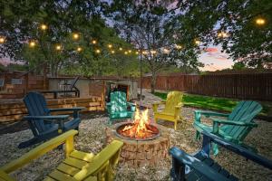 Un grupo de sillas alrededor de una fogata en un patio. en 5BD,2BA Cheerful Retreat with Backyard, en Dallas