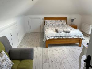 Postel nebo postele na pokoji v ubytování V93C9R0 Stone View Wonderful spacious two bed attic rooms private entrance private bathroom with kitchenette